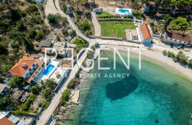 Šolta, Rogač - Mediteranska vila prvi red uz more 264 m2 ekskluzivna prodaja