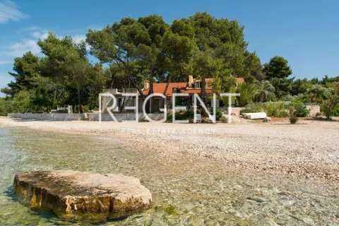 Brač, Mirca - Vila s bazenom uz more 330m2