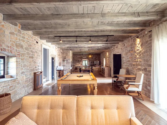Zadar, Murvica – Prekrasna kamena vila s teniskim terenom na parceli 7800 m2