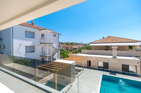Trogir - Nova moderna vila od 300m2 s bazenom i jacuzzijem