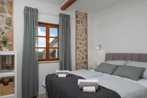 Šibenik, Rogoznica- Kamena kuća s bazenom i pogledom na more 100 m2