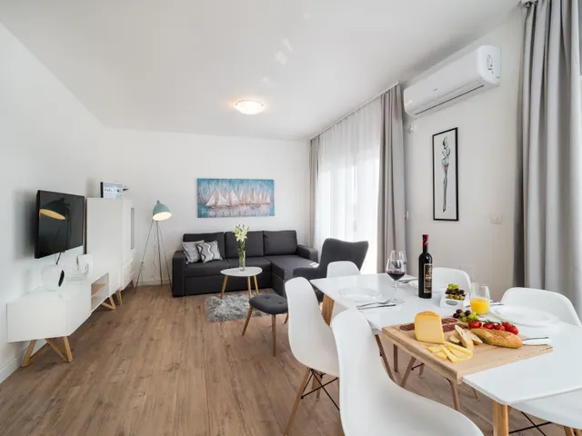 Trogir, centar - Jednosoban stan sa prekrasnim pogledom i loggiom 63 m2