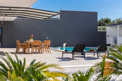 Otok Brač, Milna – Novoizgrađena luksuzna vila od 370m2 s velikim hidromasažnim bazenom