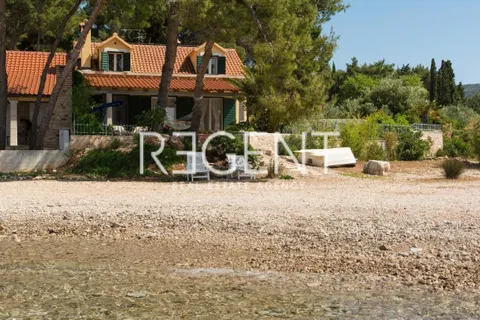 Brač, Mirca - Vila s bazenom uz more 330m2