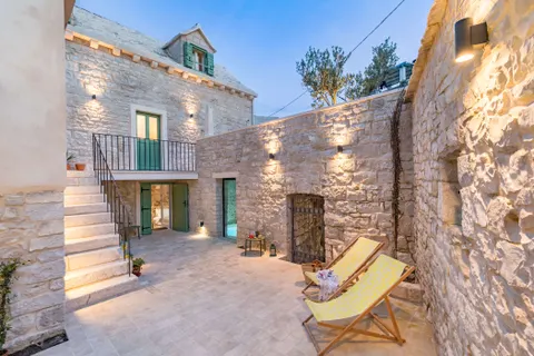Brač, Pučišća - Prekrasna kamena vila 120 m2