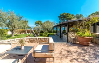 Otok Ugljan – Prekrasne kamene kuće prvi red do mora
