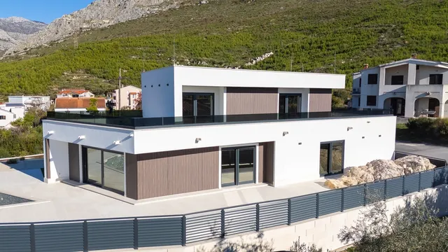 Split, Strožanac - Moderna vila s pogledom na more, bazenom i pomoćnim objektom 50 m2