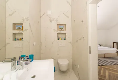 Trogir - Moderan, peterosobni penthouse s terasom i pogledom na more 185 m2