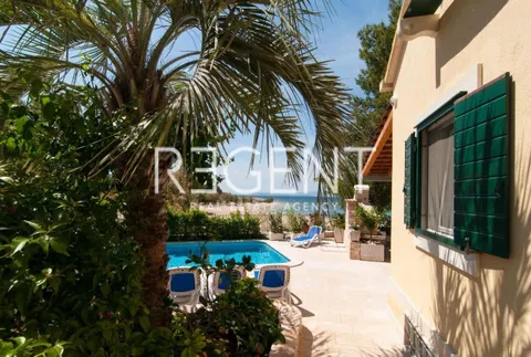 Brač, Mirca - Vila s bazenom uz more 330m2