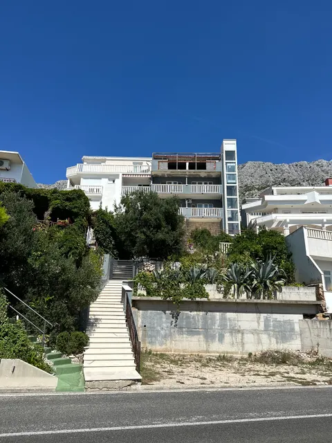 Omiš, Lokva Rogoznica - Stan prvi red uz more 40 m2