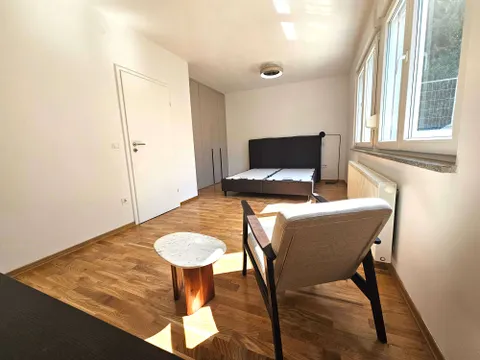 Zagreb, Pantovčak - Luksuzan četverosoban stan s terasom 166 m2 + garaža , prvi najam