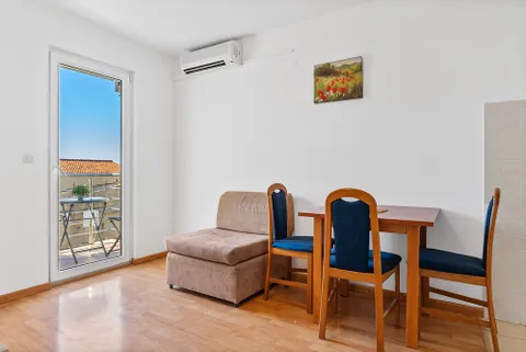 Makarska, Centar - Apartmanska kuća u blizini centra bruto površine 186 m2