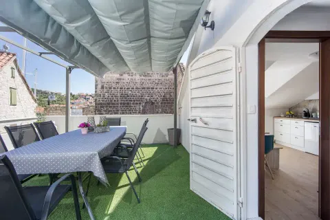 Trogir, centar- Kamena kuća 174 m2