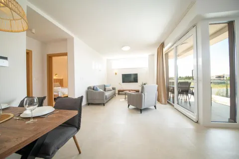 Zadar, Vrsi – trosobni apartmani s bazenom i pogledom na more