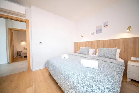 Zadar, Vrsi – trosobni apartmani s bazenom i pogledom na more