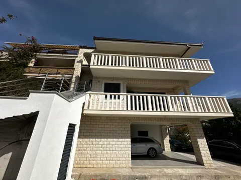 Split, Podstrana - Kuća sa tri stambene jedinice i pogledom na more 340m2
