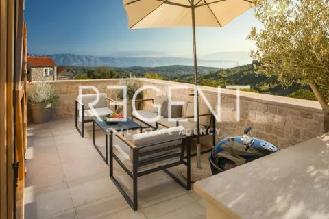 Hvar- kamena vila unikatnog dizajna 250m2