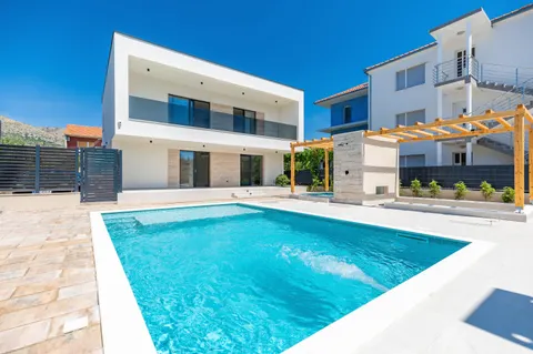 Trogir - Nova moderna vila od 300m2 s bazenom i jacuzzijem