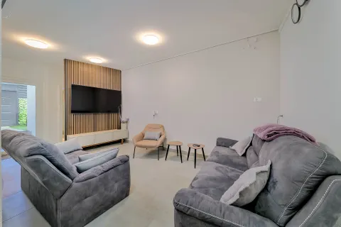 Zagreb, Trešnjevka - četverosoban dvoetažan stan s privatnom garažom 141 m2