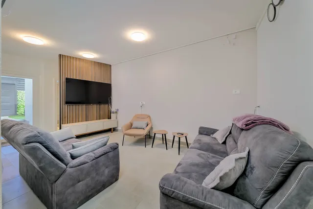 Zagreb, Trešnjevka - četverosoban dvoetažan stan s privatnom garažom 141 m2