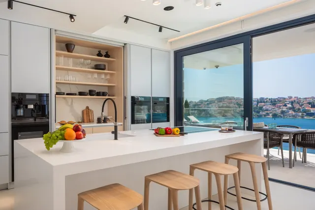 Šibenik, Rogoznica – Moderna vila s panoramskim pogledom na more