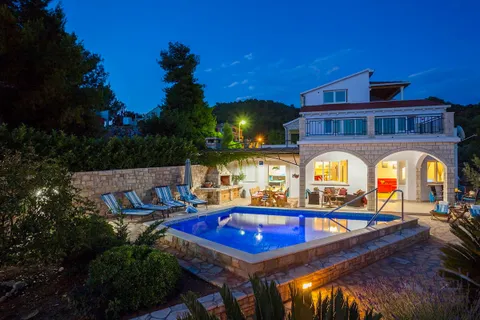 Otok Korčula – Šarmantna vila u uvali s bazenom 460 m2