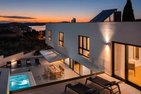 Otok Brač, Milna – Novoizgrađena luksuzna vila od 370m2 s velikim hidromasažnim bazenom