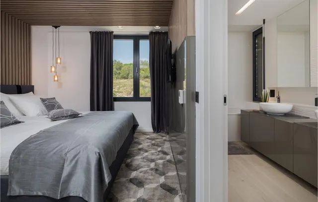 Zadar – Moderna vila okružena zelenilom s pogledom na more