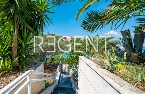 Šolta, Rogač - Mediteranska vila prvi red uz more 264 m2 ekskluzivna prodaja