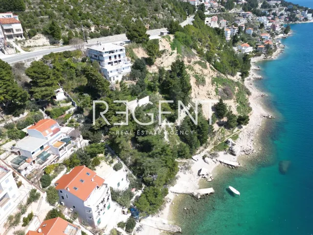 Omiš, Stanići - građevinsko zemljište 1214 m2 s projektom