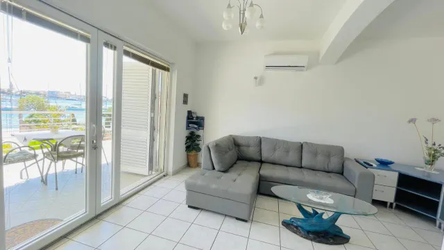 Zadar, Brodarica - Apartmanska kuća prvi red uz more