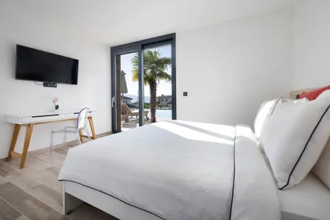 Krk, Linardići - Luksuzna vila s pogledom na more, infinity bazenom i saunom 350m2