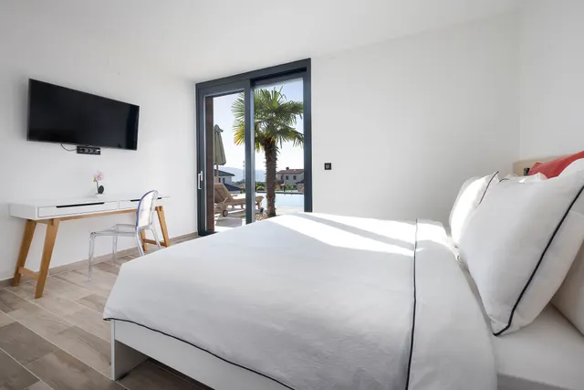 Krk, Linardići - Luksuzna vila s pogledom na more, infinity bazenom i saunom 350m2