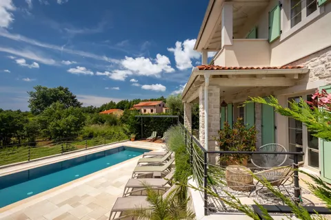 Istra, Višnjan - Luksuzna vila s bazenom i panoramskim pogledom 170 m2