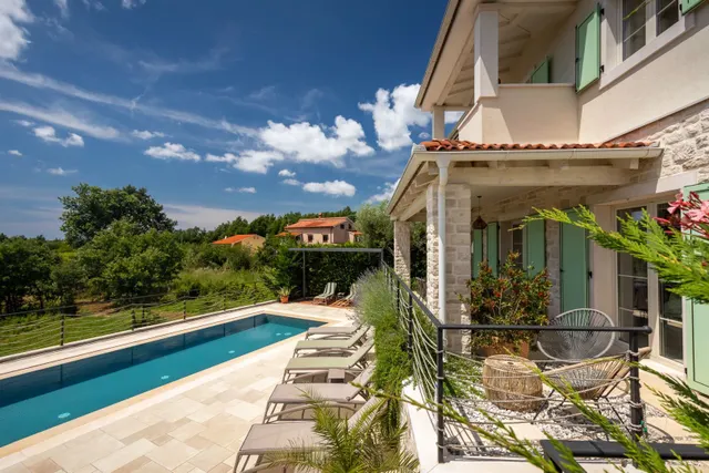Istra, Višnjan - Luksuzna vila s bazenom i panoramskim pogledom 170 m2
