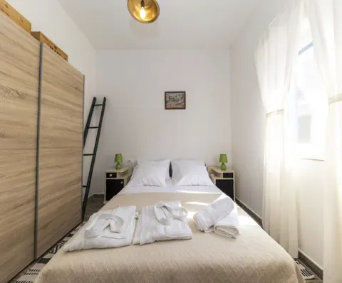Otok Pašman – Kamena kuća uz more