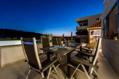 Brač, Milna - Moderna vila prvi red uz more, 264 m2