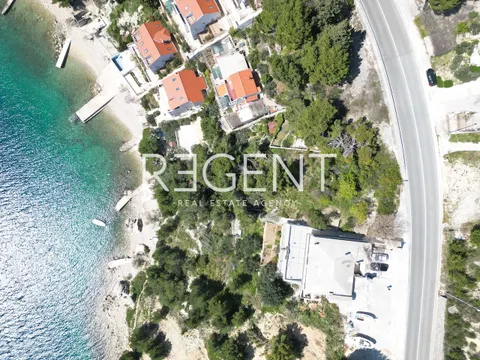 Omiš, Stanići - građevinsko zemljište 1214 m2 s projektom