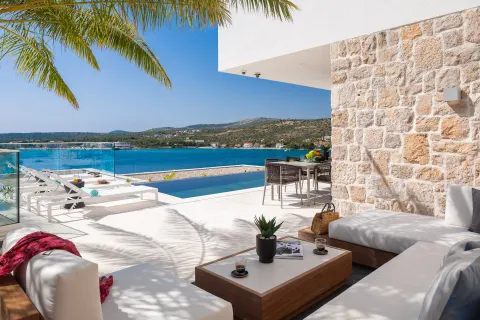 Šibenik, Rogoznica – Moderna vila s panoramskim pogledom na more