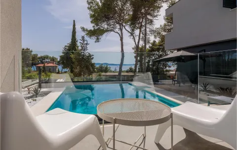Zadar – Moderna vila okružena zelenilom s pogledom na more