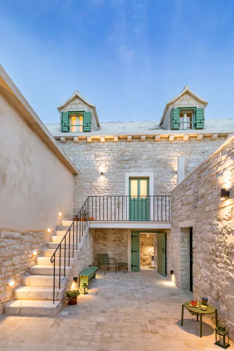 Brač, Pučišća - Prekrasna kamena vila 120 m2