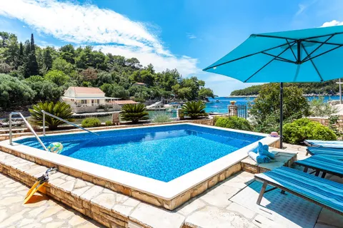 Otok Korčula – Šarmantna vila u uvali s bazenom 460 m2