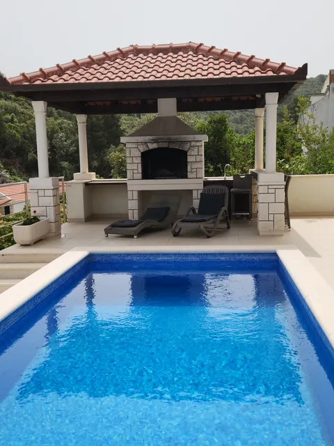 Korčula, Žrnovo - Vila prvi red uz more 280 m2