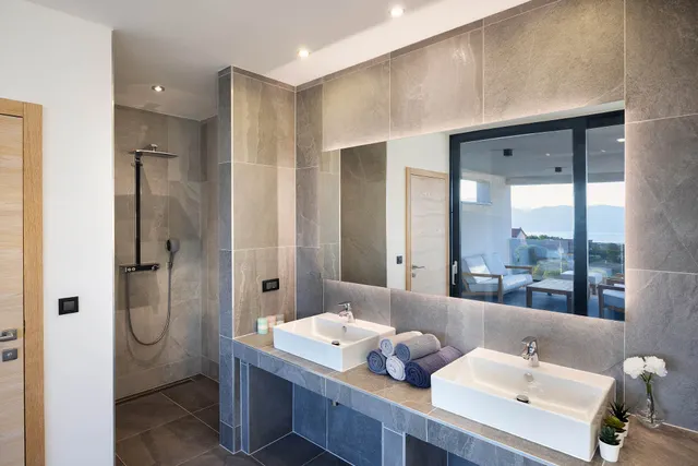 Krk, Linardići - Moderna luksuzna vila s infinity bazenom i pogledom na more 200m2