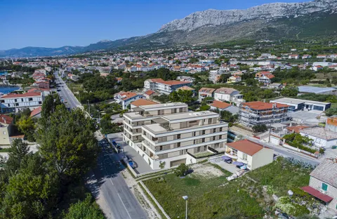 Split, Kaštel Sućurac - Moderan projekt za dvije stambene zgrade, prvi red do mora