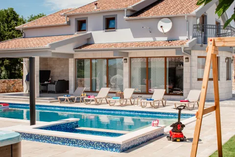 Imotski, Proložac - Moderno uređena vila 277 m2 na parceli 1360 m2 u mirnom okruženju