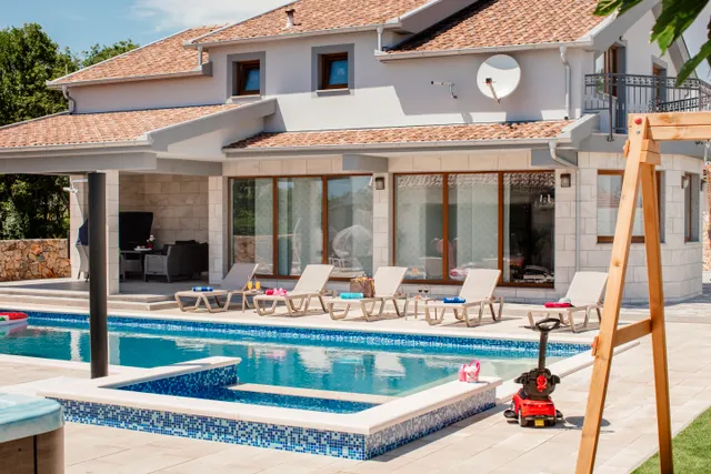 Imotski, Proložac - Moderno uređena vila 277 m2 na parceli 1360 m2 u mirnom okruženju