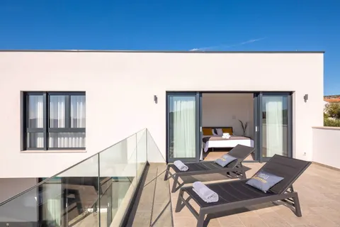 Otok Brač, Milna – Novoizgrađena luksuzna vila od 370m2 s velikim hidromasažnim bazenom