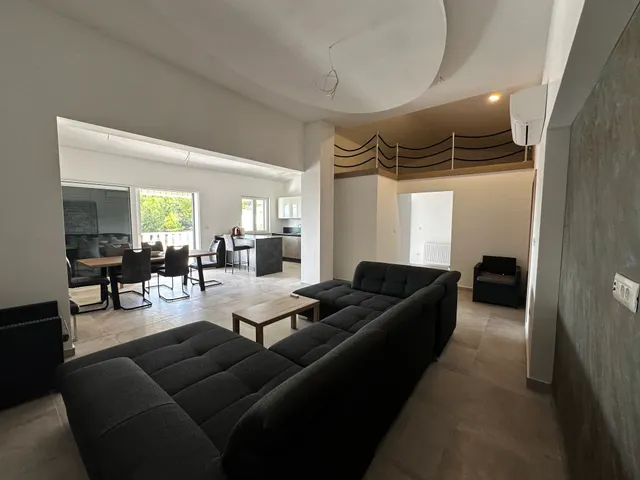Split, Podstrana - Kuća sa tri stambene jedinice i pogledom na more 340m2