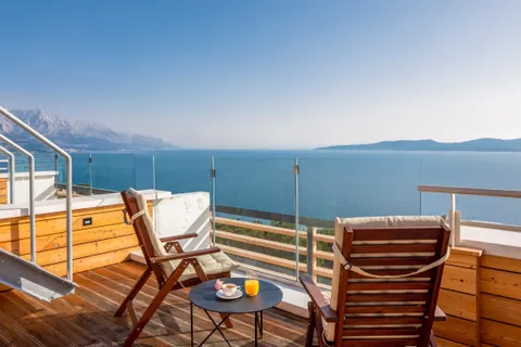 Omiš – Ekskluzivna vila s bazenom i panoramskim pogledom